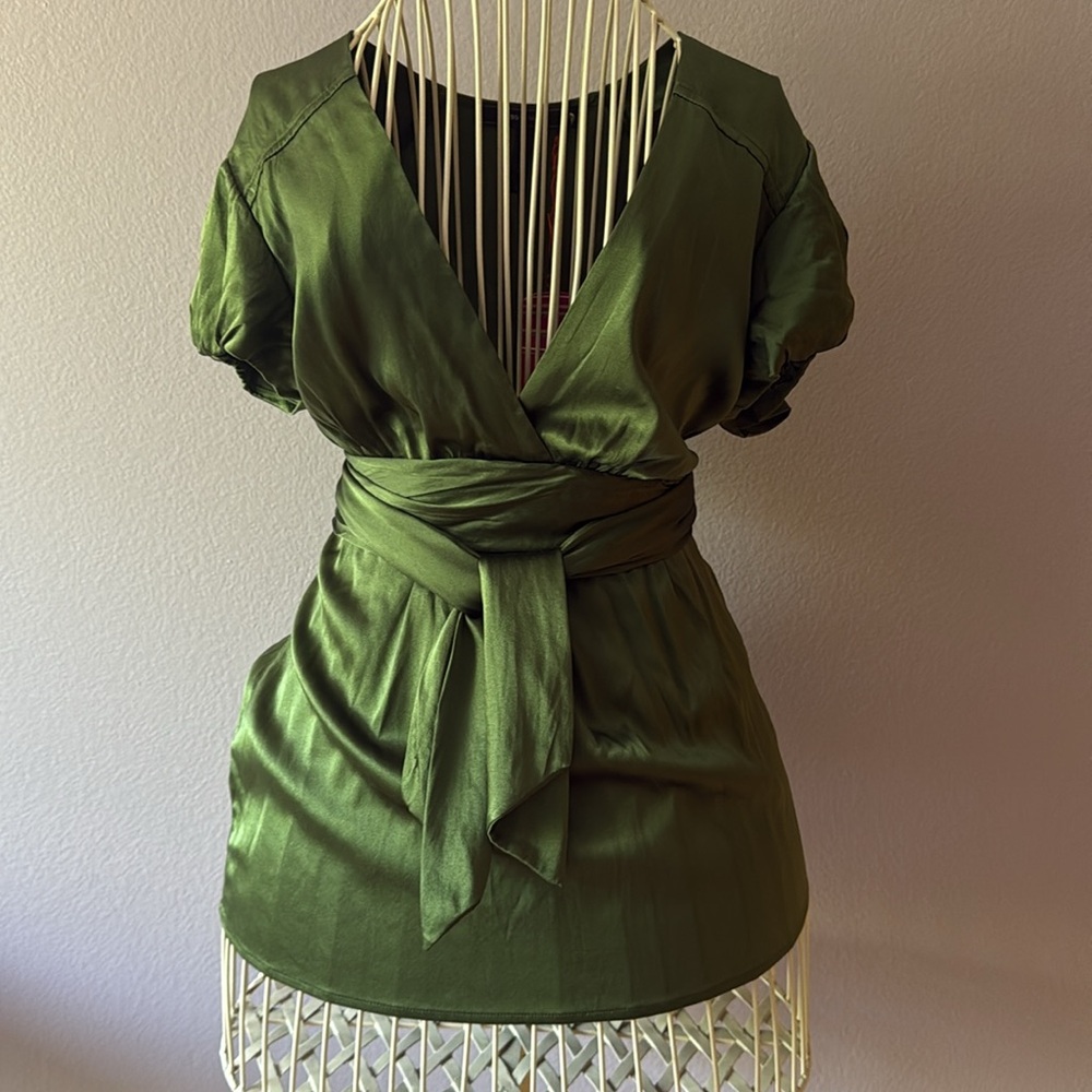 BCBGMaxAzria Forest Green Silk Blouse📍FIRM📍 - Picture 4 of 16